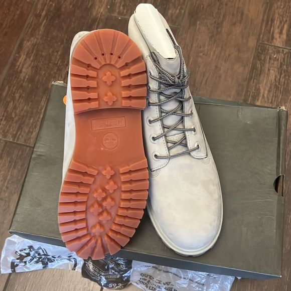These are a size 6 youth Timberland brand new - Picture 2 of 5